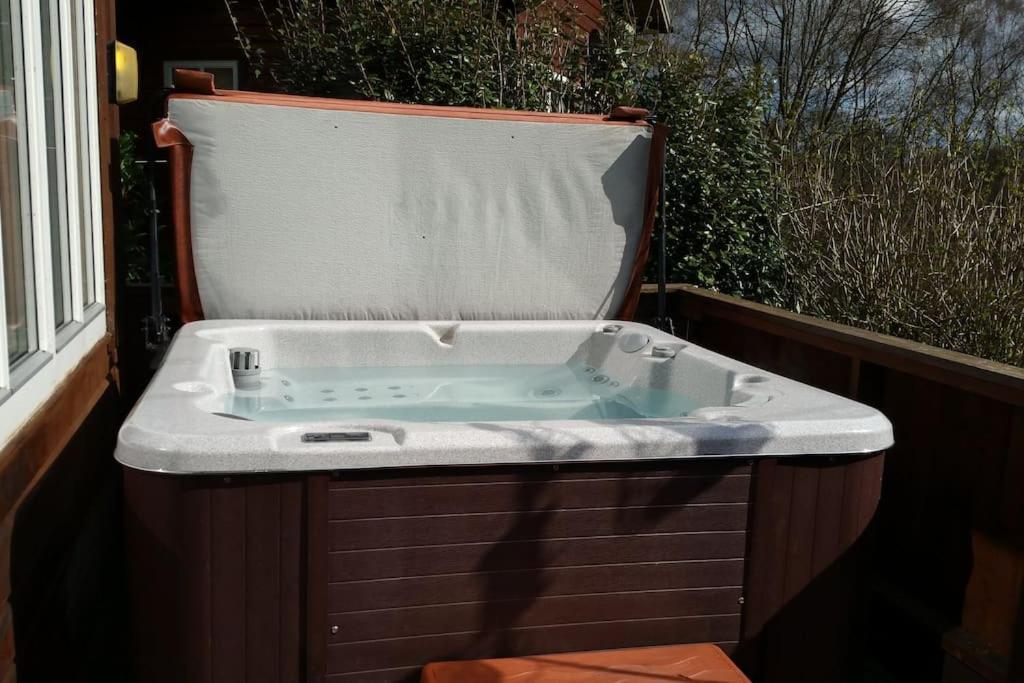 Luxury Peak District Lodge, Hot Tub, Log Burner, Nr Lake Rudyard Exterior foto